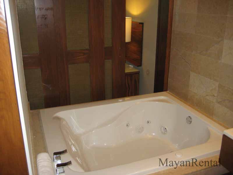 Grand Bliss Jacuzzi Tub