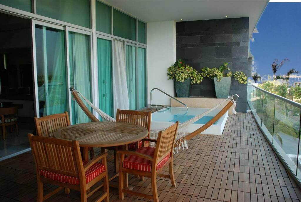 Luxxe Balcony