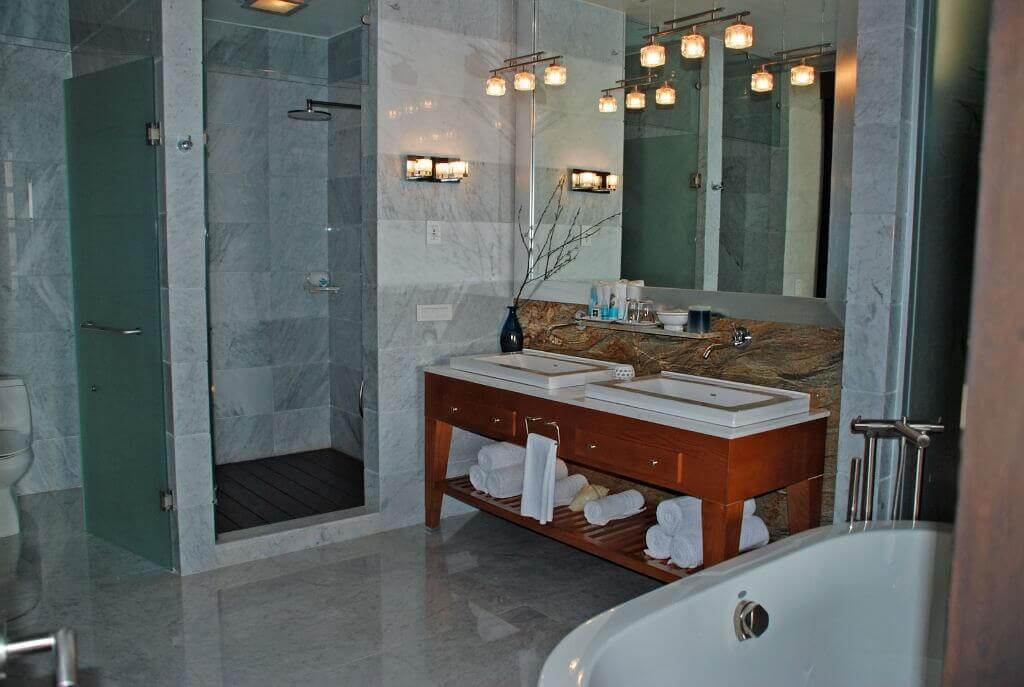 Luxxe Suite Bathroom